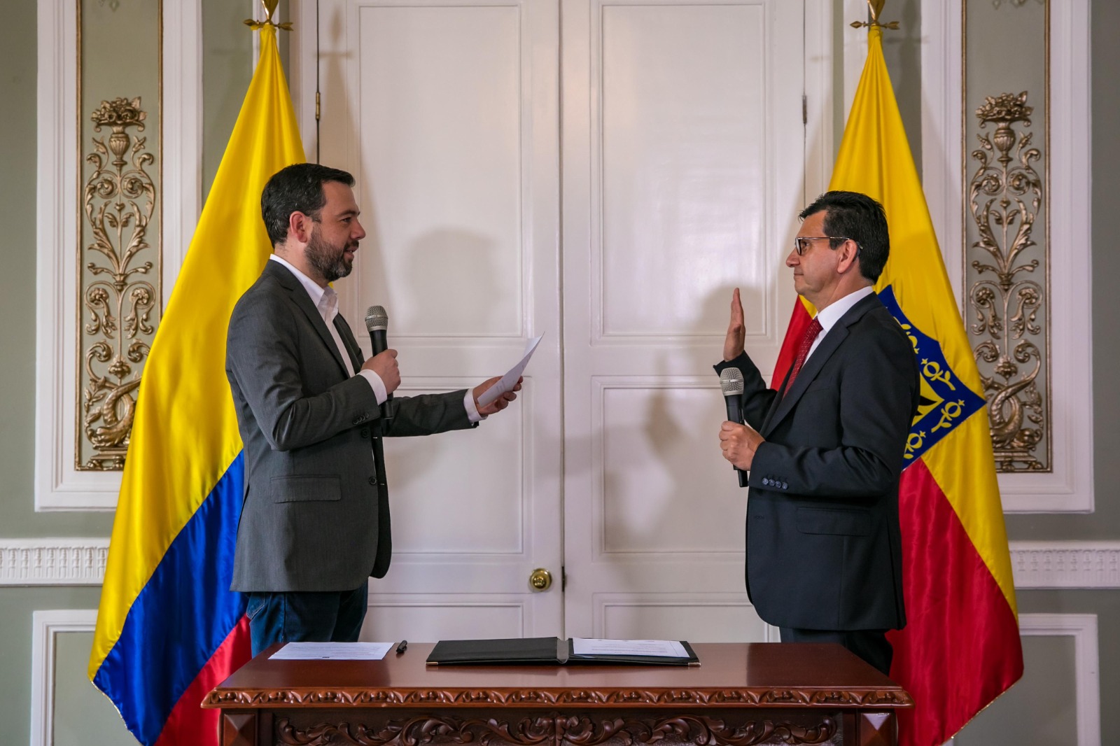 Alcalde de Bogotá Carlos Fernando Galán y el director del Idep Andrés Mauricio Castillo Varela en posesión del cargo