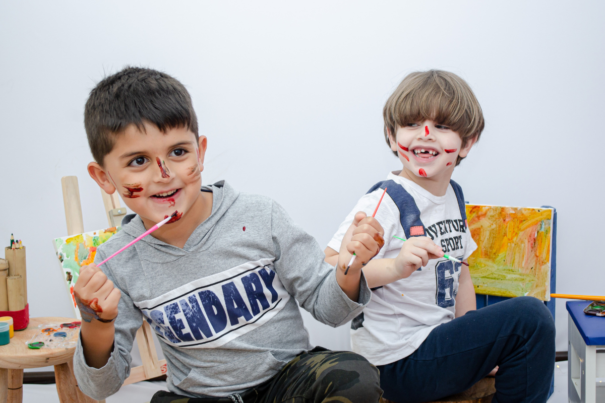 Dos niños con la cara pintada alegres