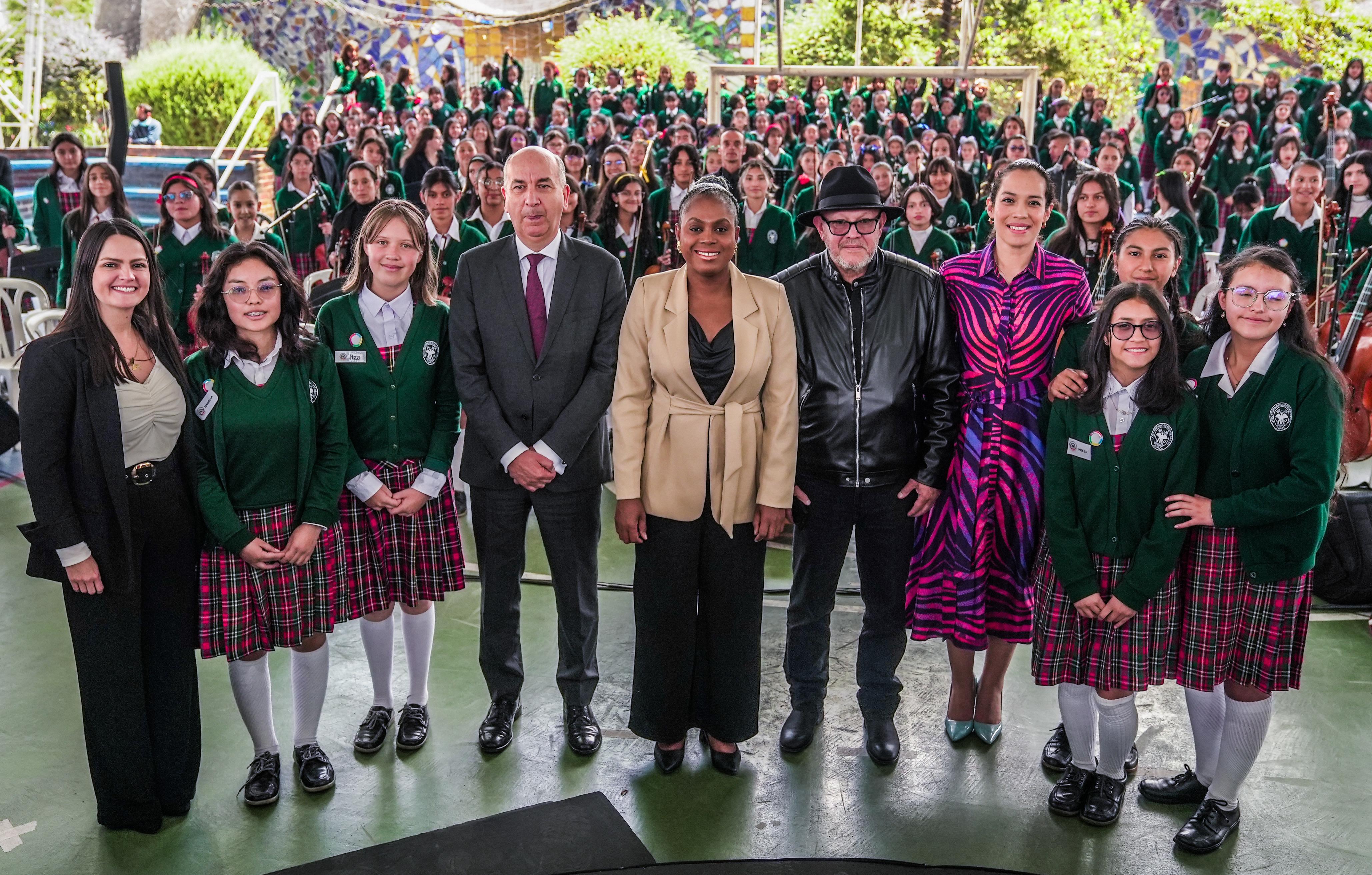 Foto de maestros maestras y más de 50 estudiantes