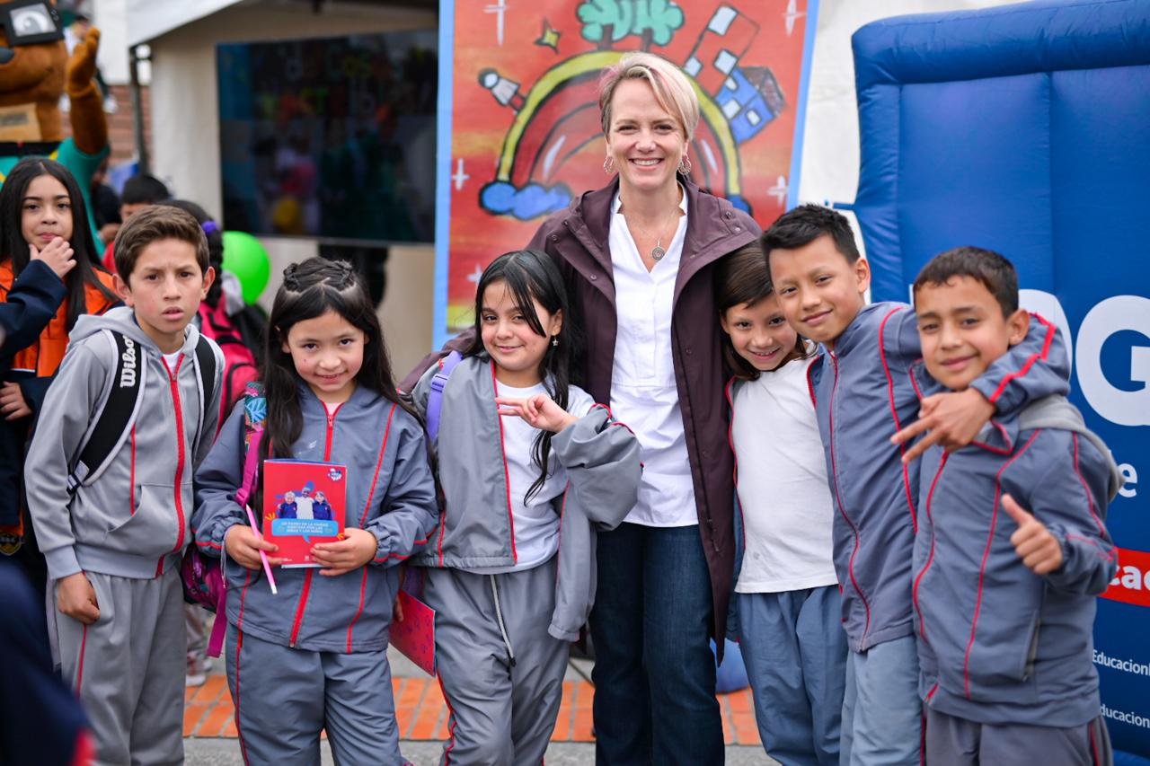 6 estudiantes junto a la secretaria de educación del distrito Isabel Segovia