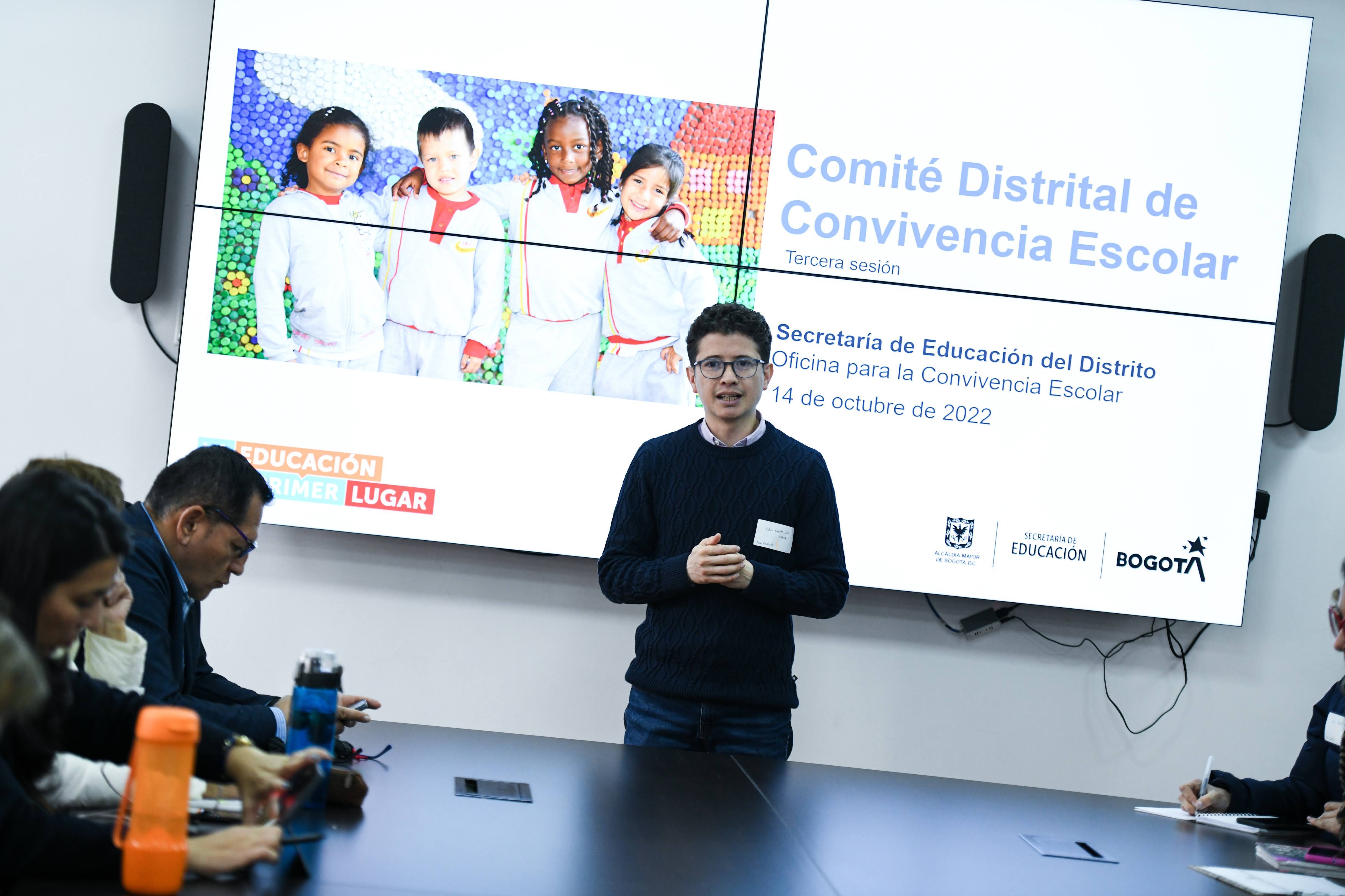 Un profesor exponiendo ante otros docentes