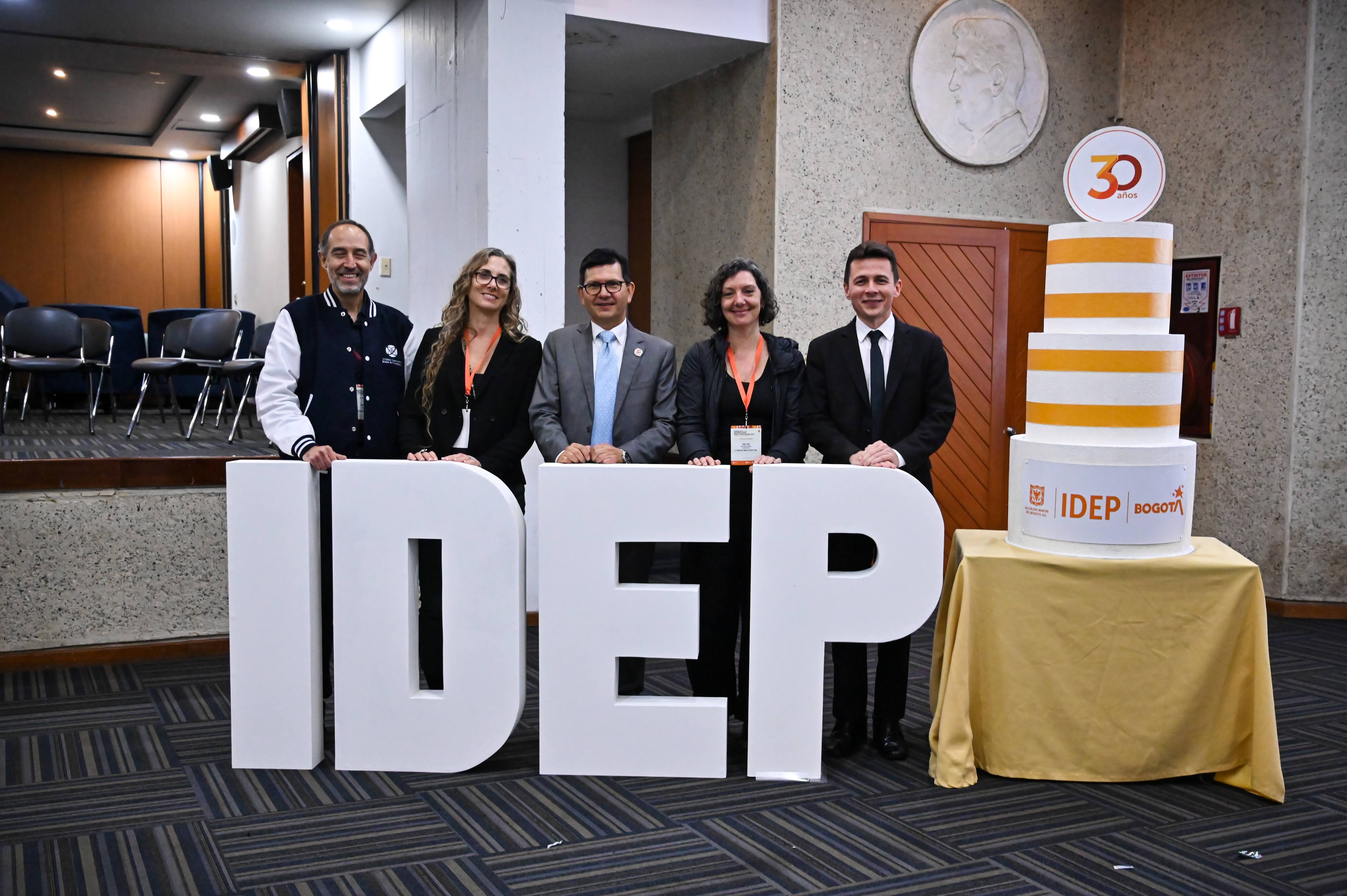 Foto de conferencistas internacionales junto al director del Idep