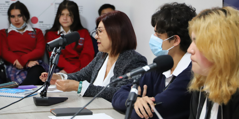 Foto de la profe Cecilia Rincón participando en un panel junto a estudiantes y otros docentes