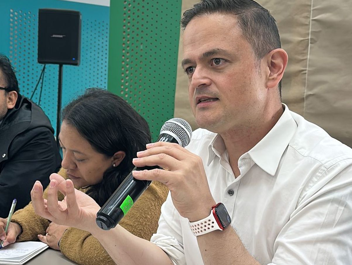 Foto del profesor Fidel Ramírez hablando por micrófono