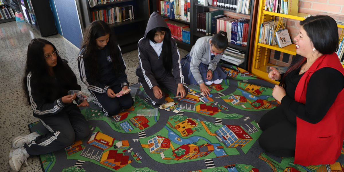 Profe Kelly con estudiantes del Colegio Nueva Delhi