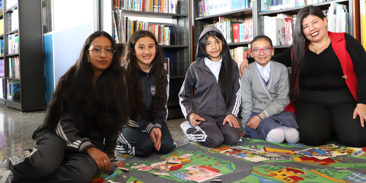 La Profe Kelly junto a 4 estudiantes del colegio Nueva Delhi