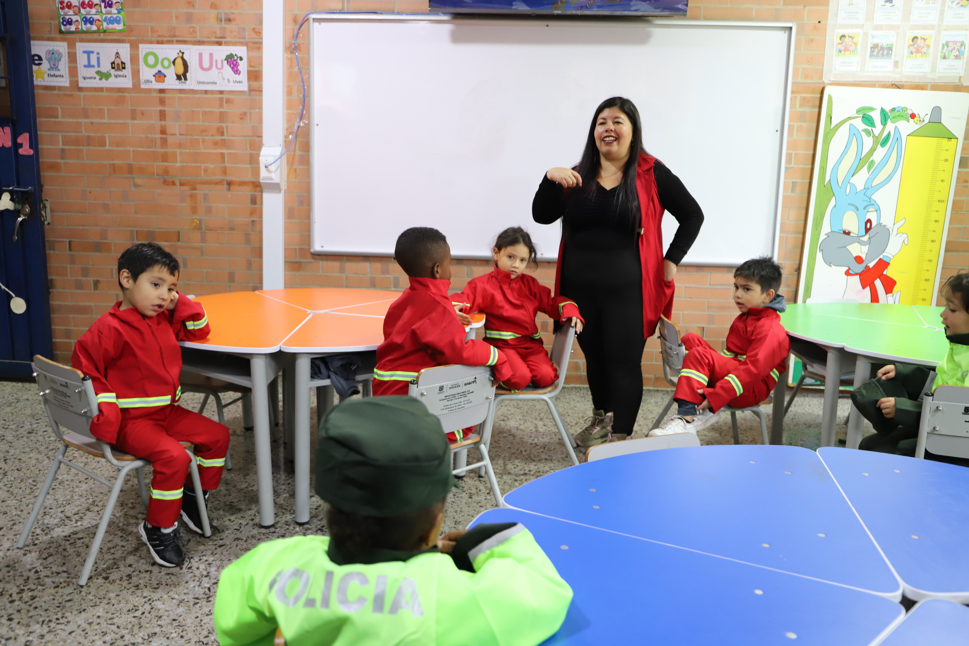 La profe Kelly en clase con sus alumnos