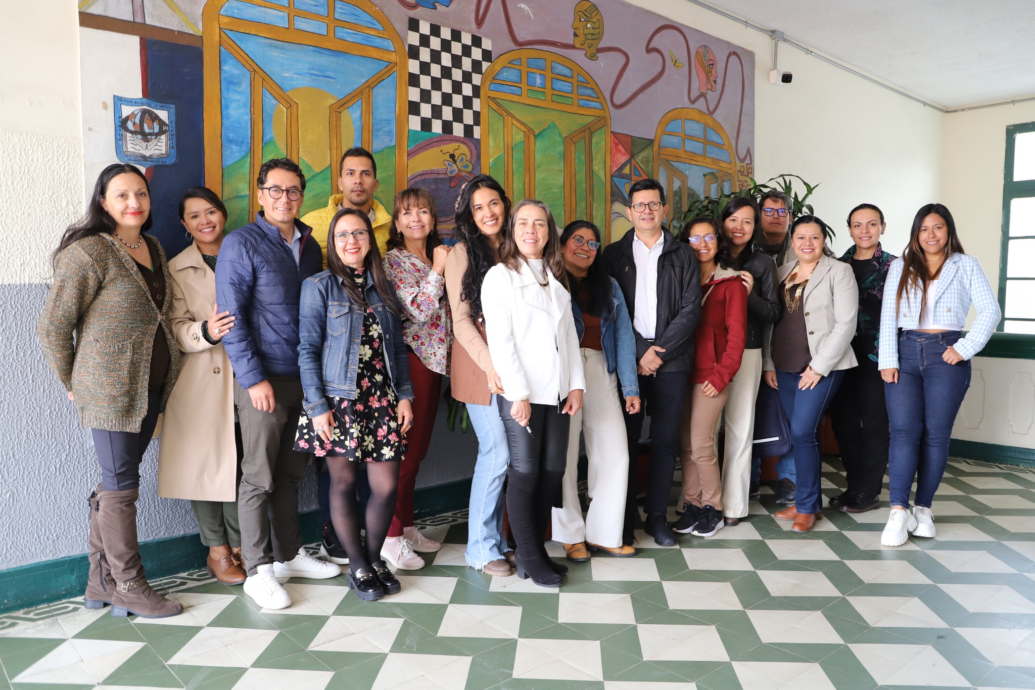 Foto de docentes del distrito, funcionarios y director del Idep