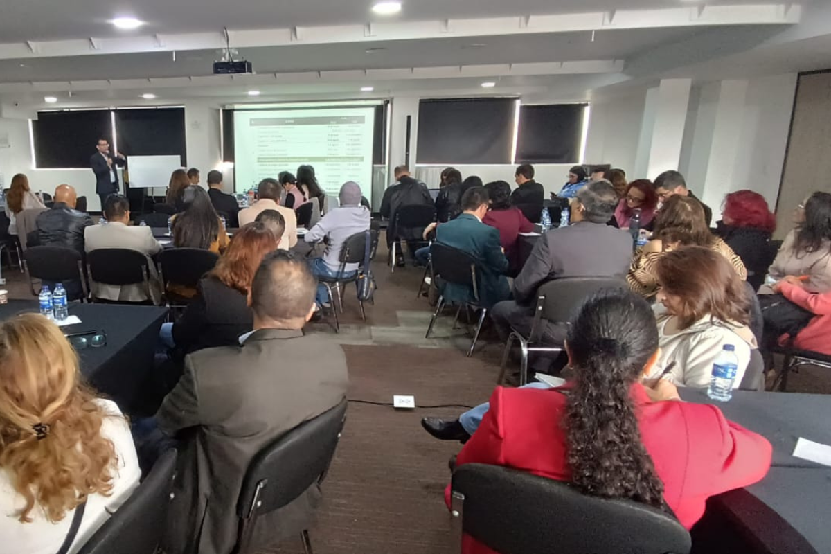 Foto de evento con varios docentes
