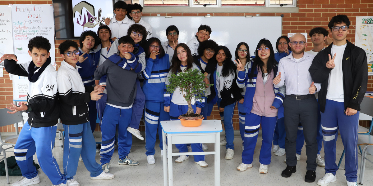 Dos profes junto a dos estudiantes de bicicuriosos