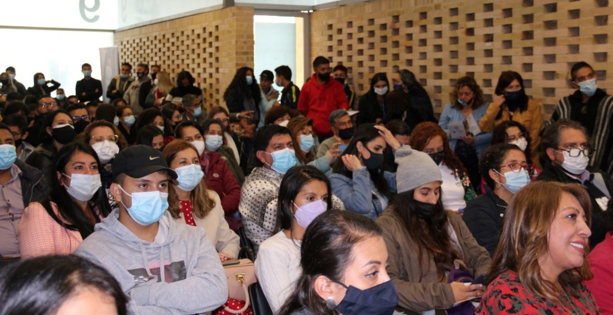 Fotografía de unos 80 profes reunidos en un salón de conferencias