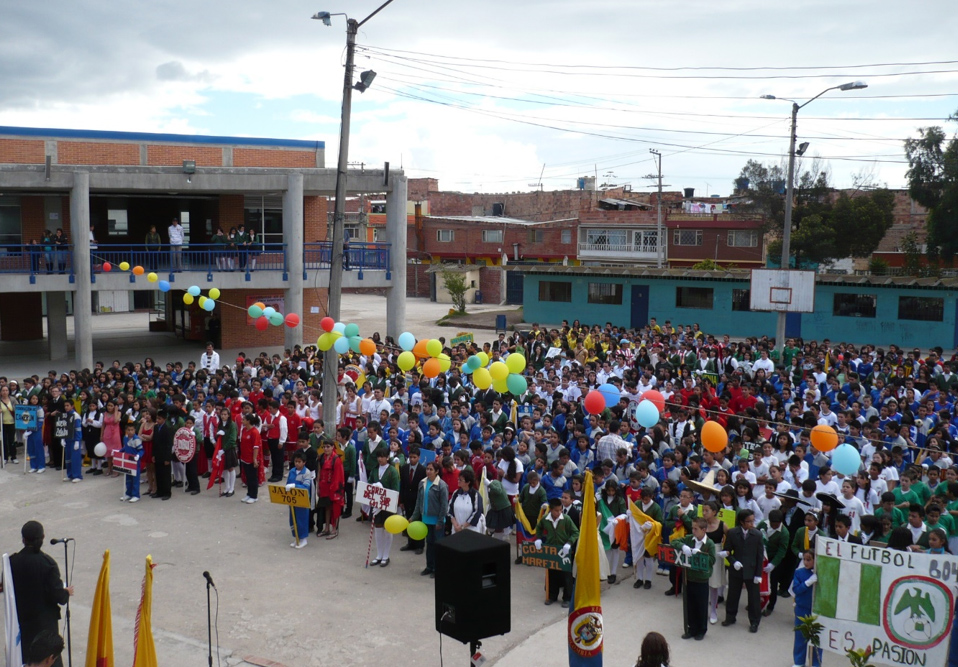 Estudiantes reunidos en el patio del colegio