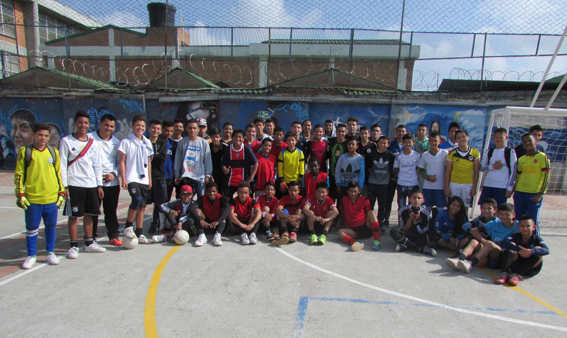 Foto de los equipos de microfútbol del colegio 