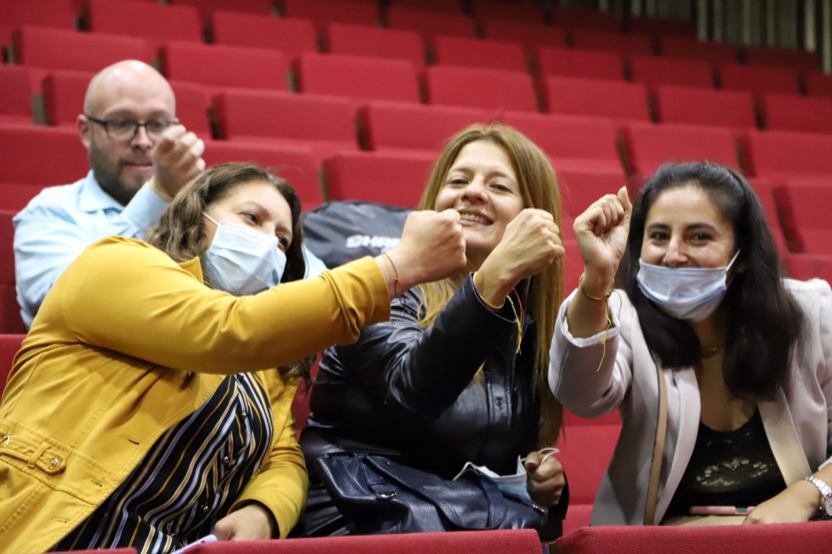 Fotografía de 3 maestras y un maestro participando en el taller